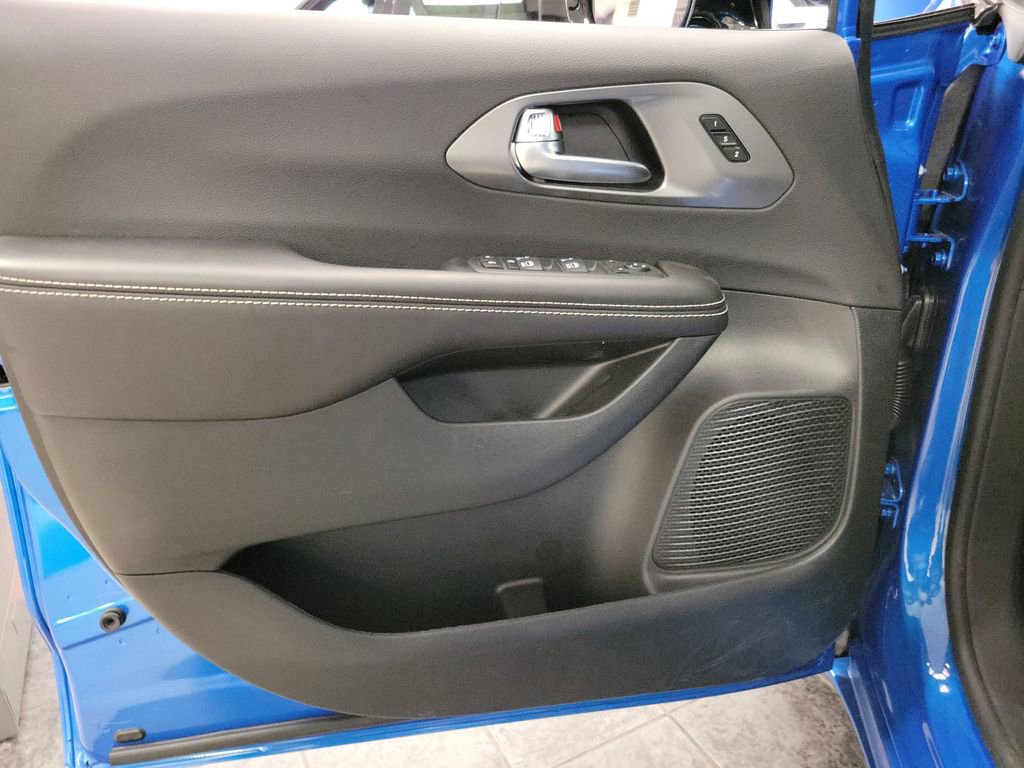 New 2026 Chrysler Pacifica Select w/ S Appearance Package image 15