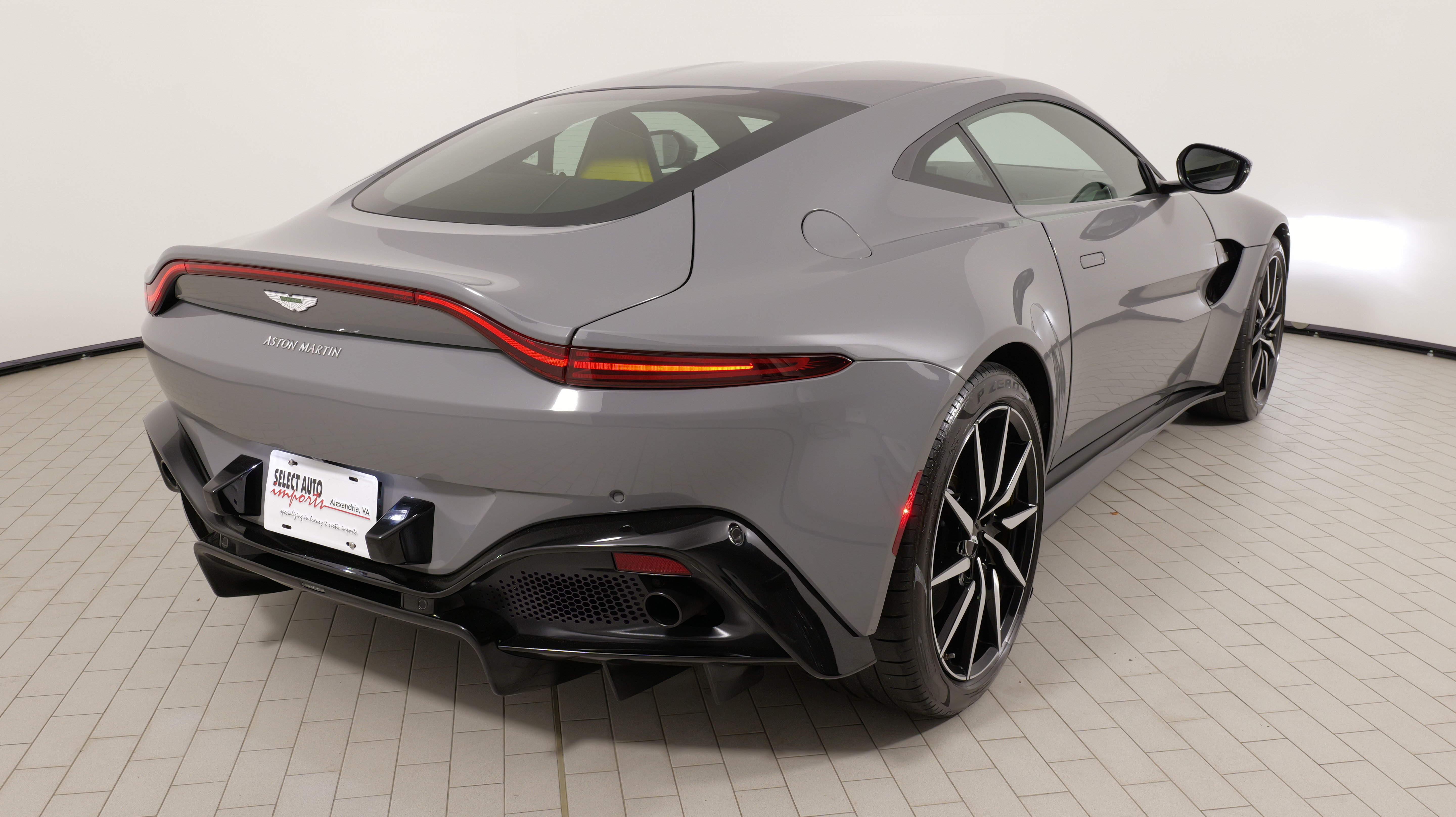 Used 2019 Aston Martin V8 Vantage Coupe RWD image 17