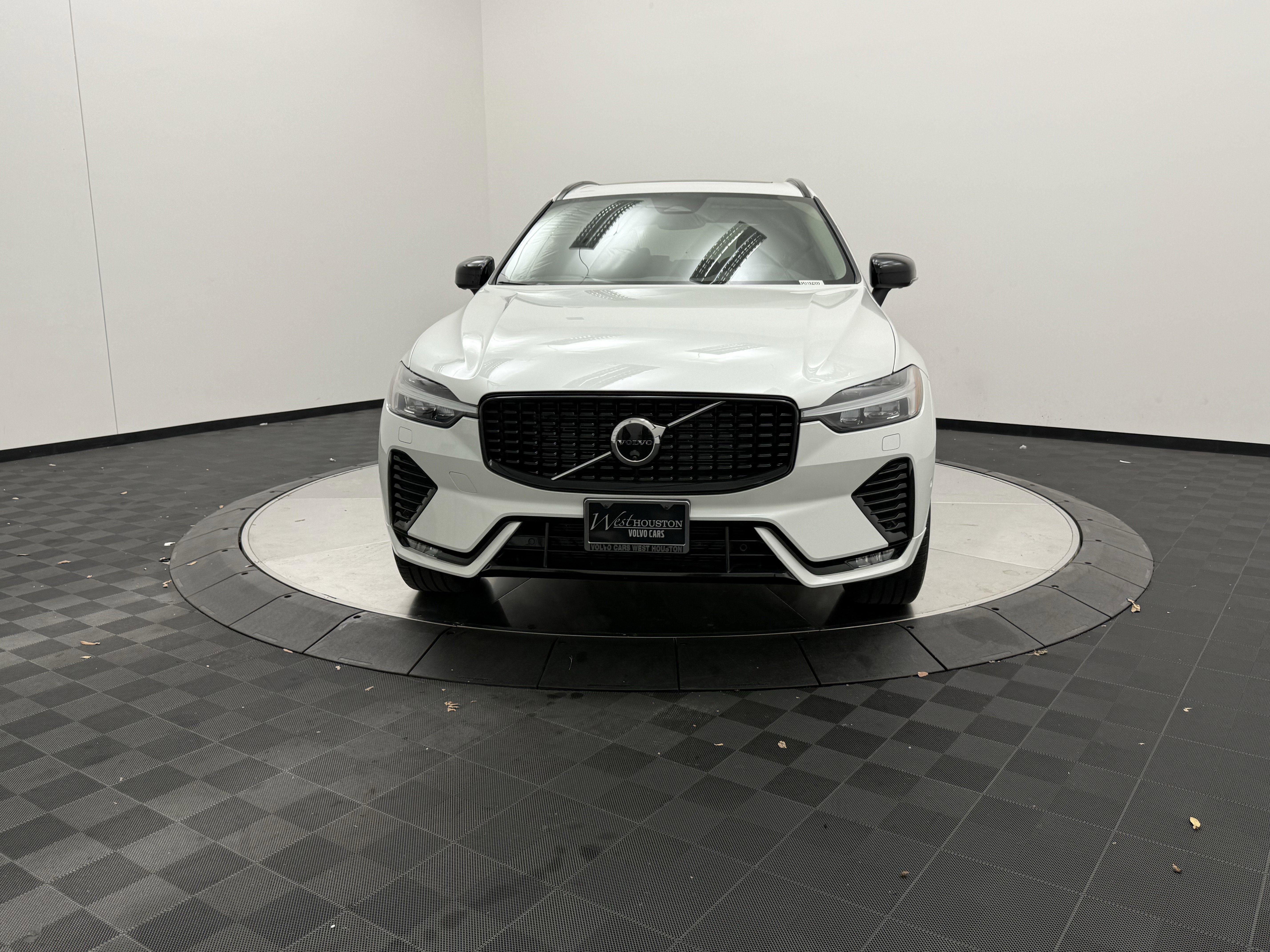 Certified 2025 Volvo XC60 B5 Plus image 2