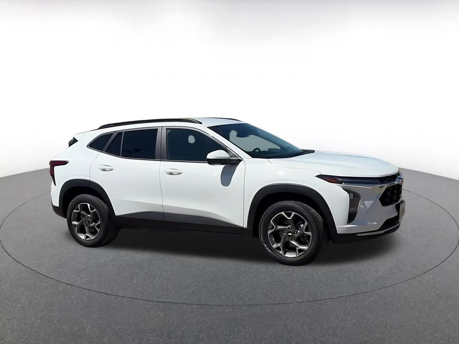 Used 2025 Chevrolet Trax LT FWD image 2