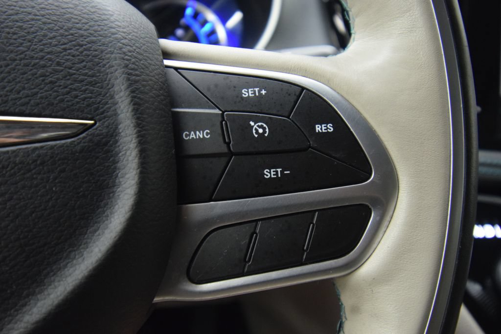 Used 2020 Chrysler Pacifica Limited FWD image 38