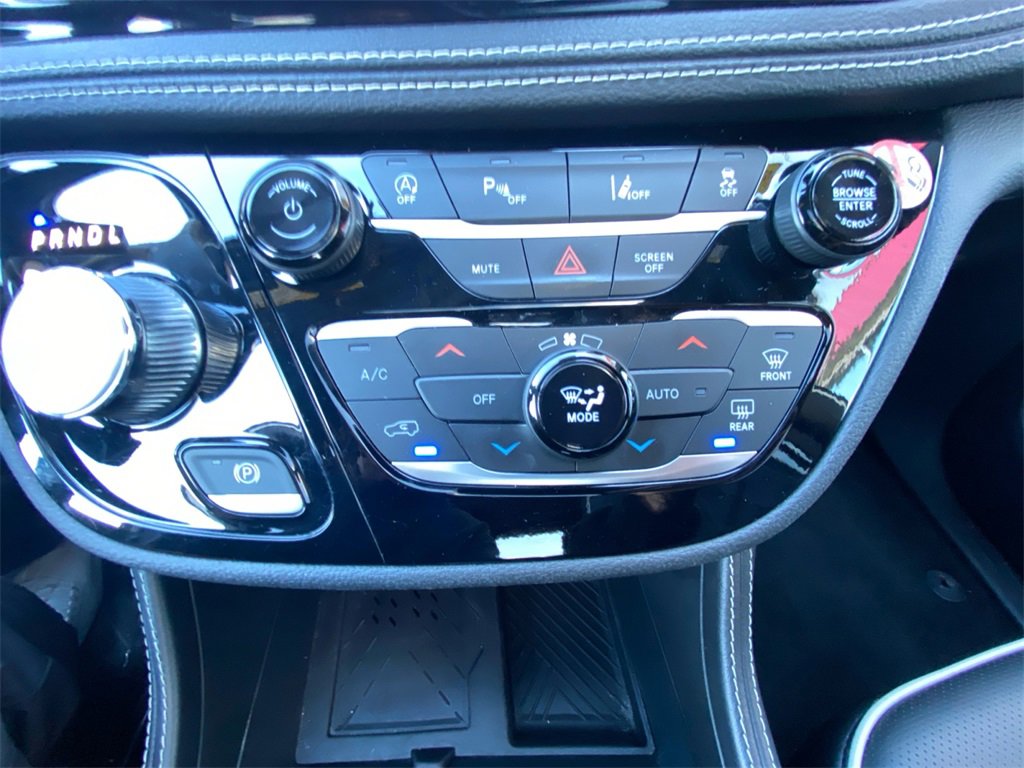 Used 2025 Chrysler Pacifica Limited image 27