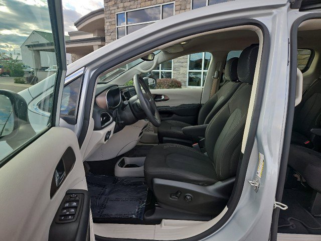 Used 2023 Chrysler Voyager LX image 11
