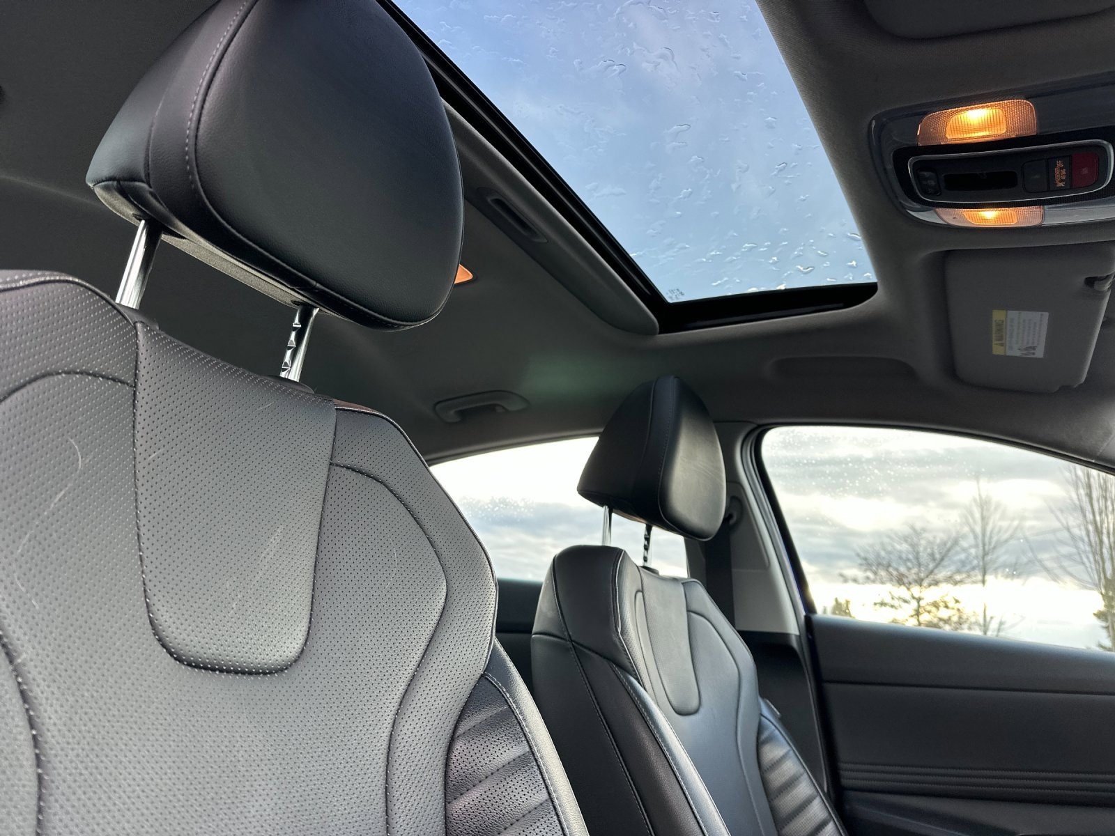 Used 2023 Hyundai Elantra Limited w/ Winter Weather Package image 16