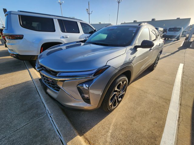 Used 2026 Chevrolet Trax RS w/ Sunroof Package FWD image 3