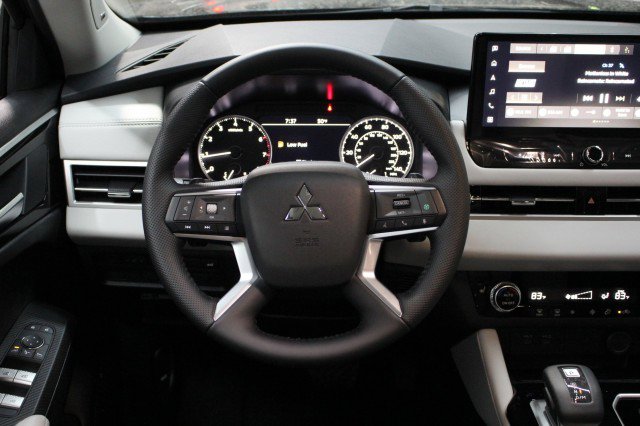 New 2025 Mitsubishi Outlander SE image 21