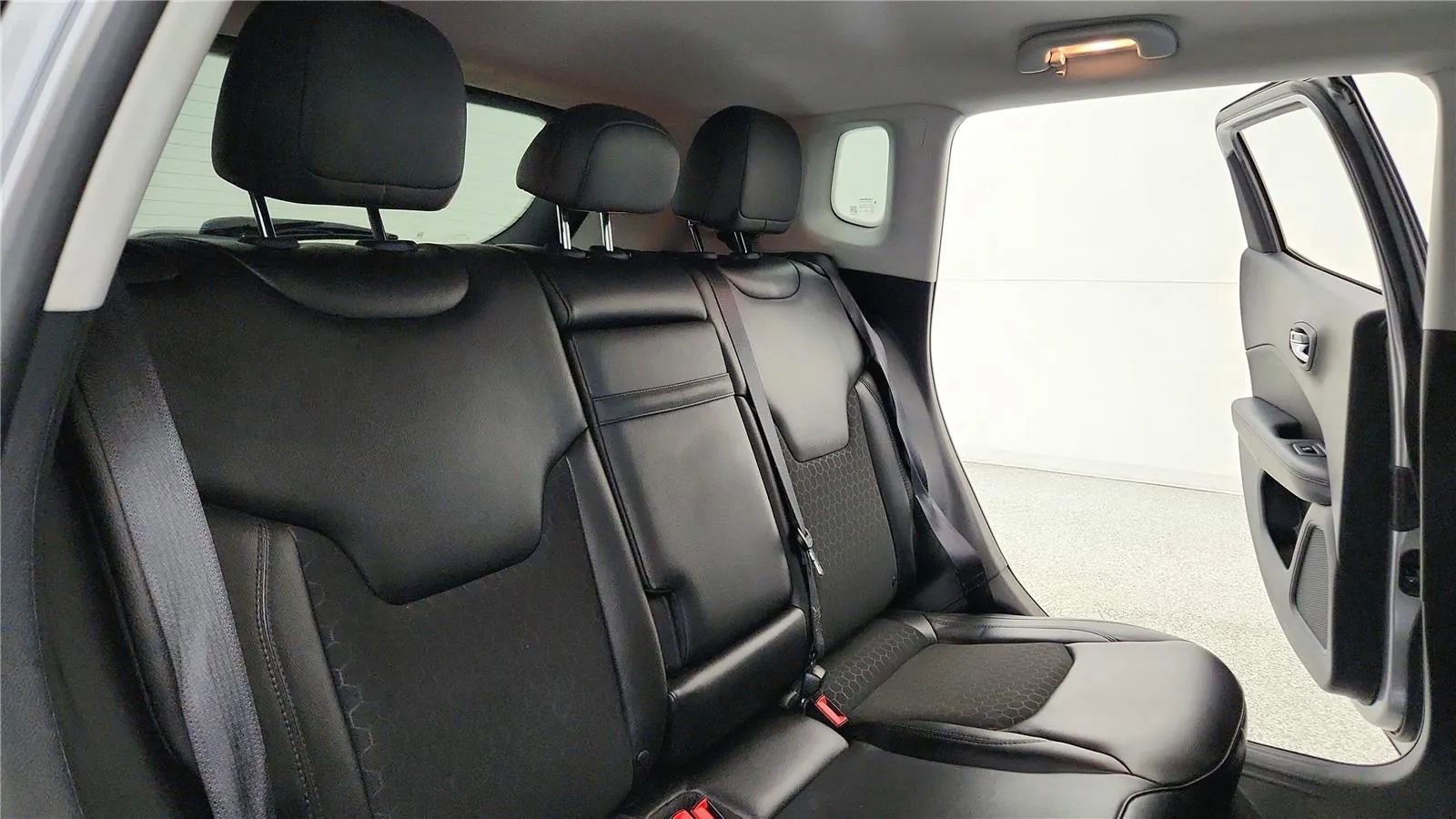 Used 2018 Jeep Compass Latitude AWD/4WD image 35