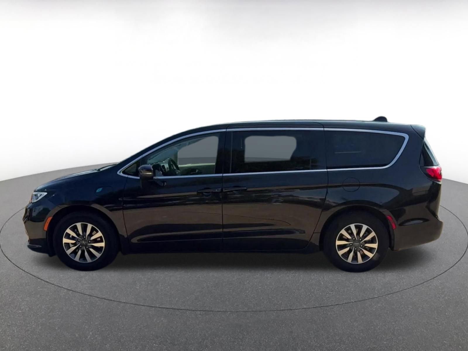 Used 2023 Chrysler Pacifica Touring-L FWD image 9