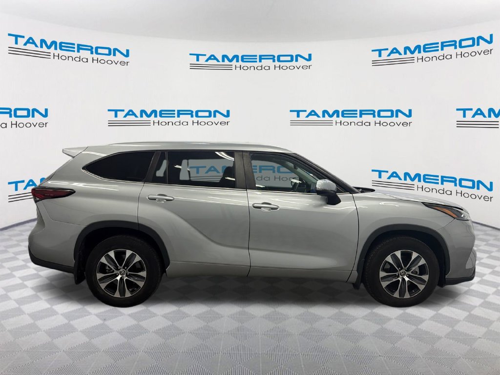 Used 2024 Toyota Highlander XLE FWD image 6