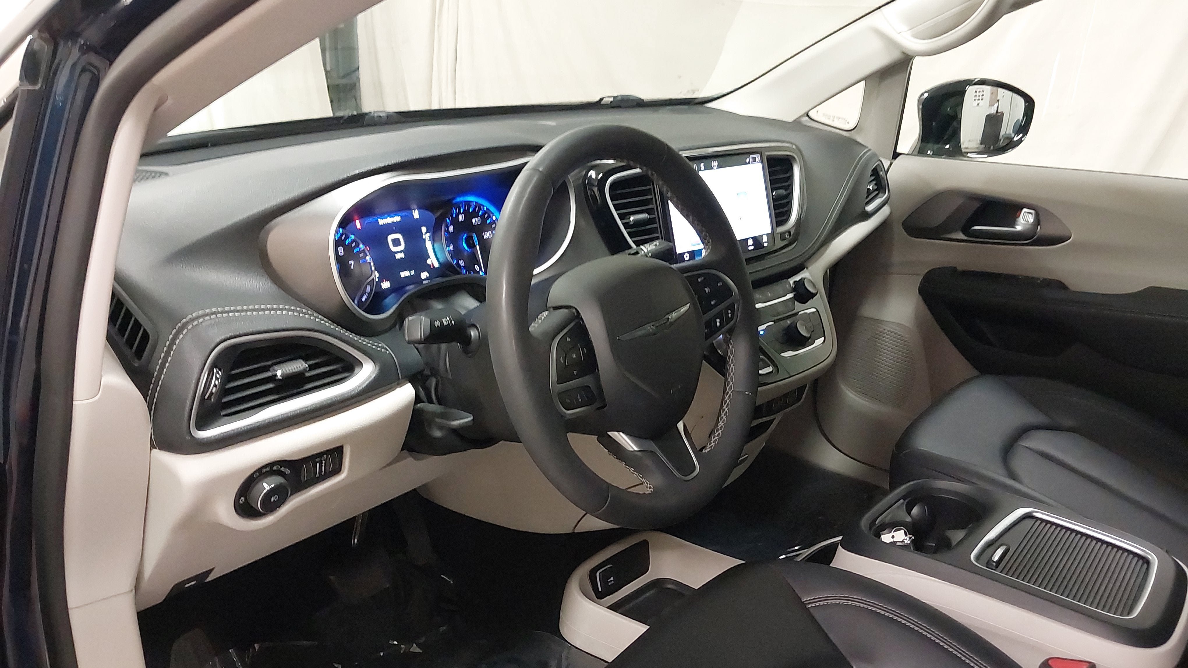 Used 2024 Chrysler Pacifica Touring-L FWD image 18