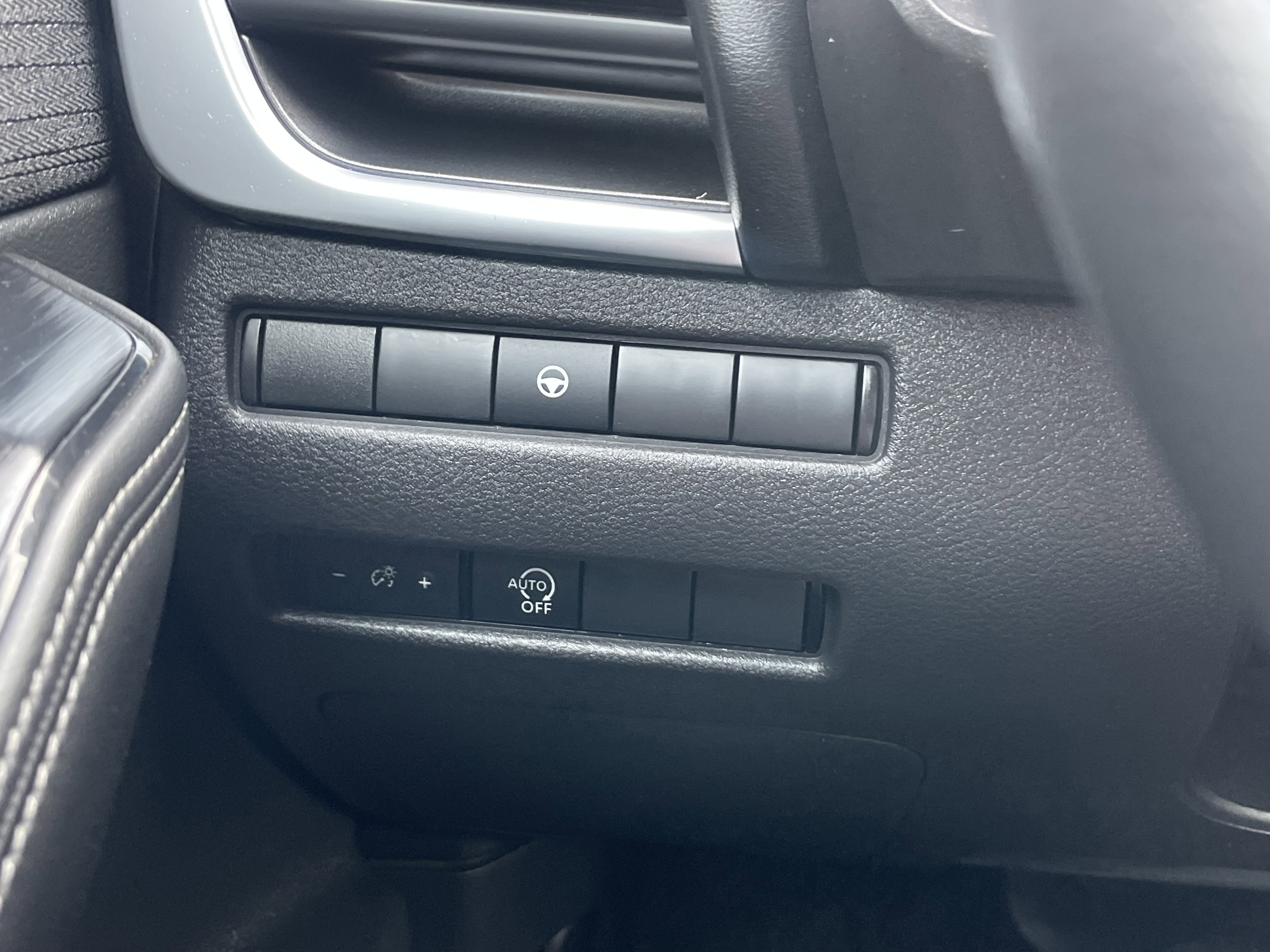 Used 2023 Nissan Rogue SV image 39