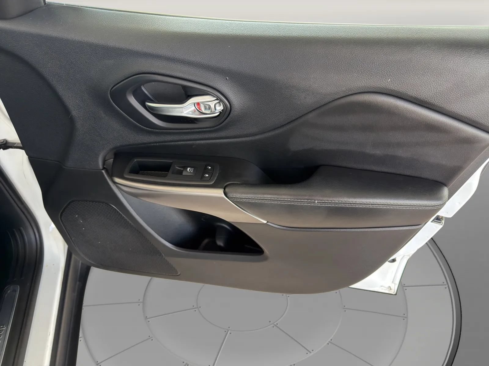 Used 2019 Jeep Cherokee Limited FWD image 17