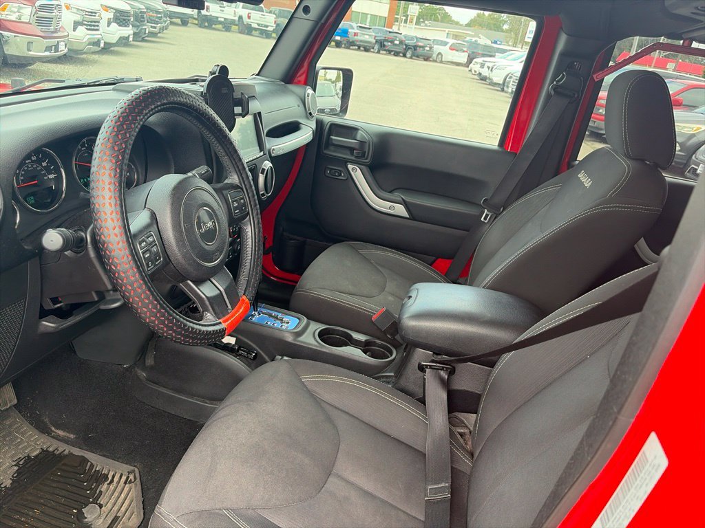 Used 2016 Jeep Wrangler Unlimited Sahara w/ Connectivity Group AWD/4WD image 16