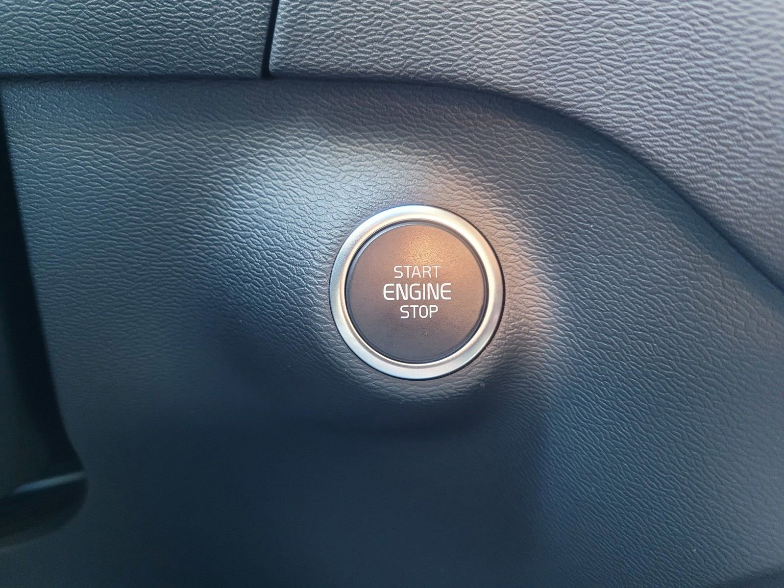 Certified 2025 Volvo XC40 B5 Plus AWD/4WD image 22