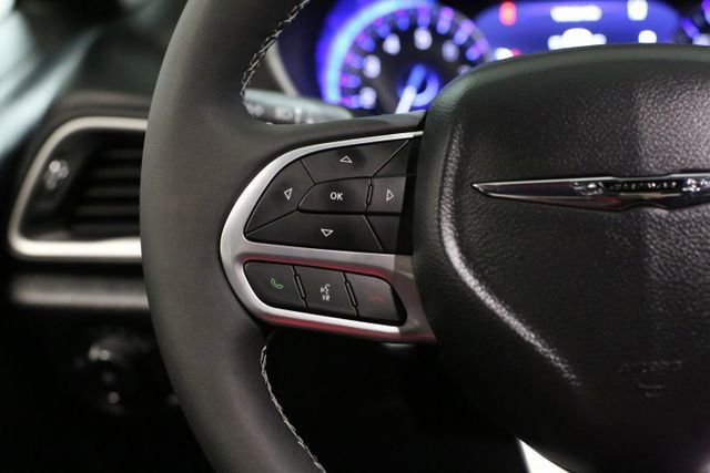 Used 2025 Chrysler Pacifica Select image 19