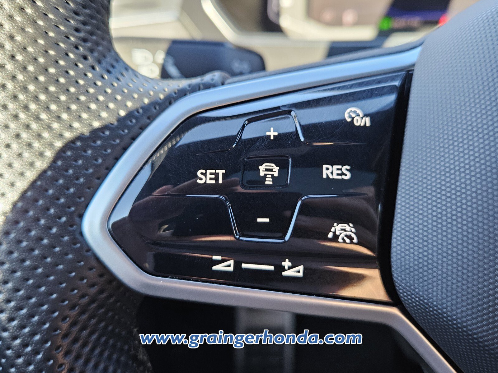 Used 2022 Volkswagen Tiguan SEL R-Line image 19