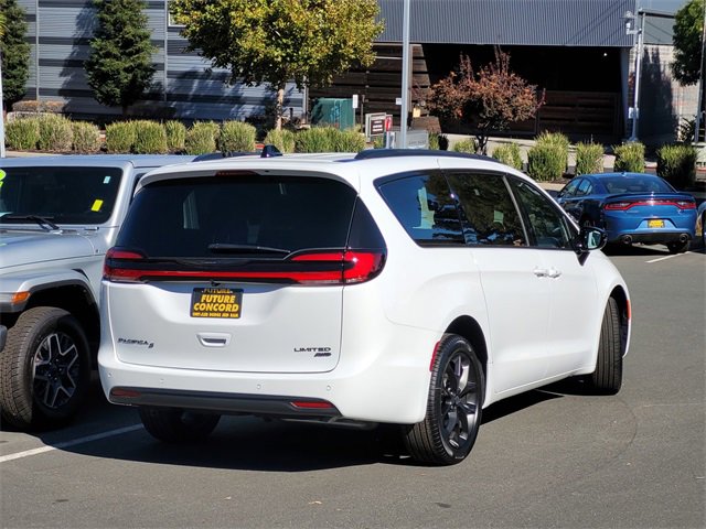New 2026 Chrysler Pacifica Limited w/ S Appearance Package image 6