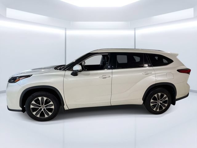 Used 2021 Toyota Highlander XLE AWD/4WD image 2