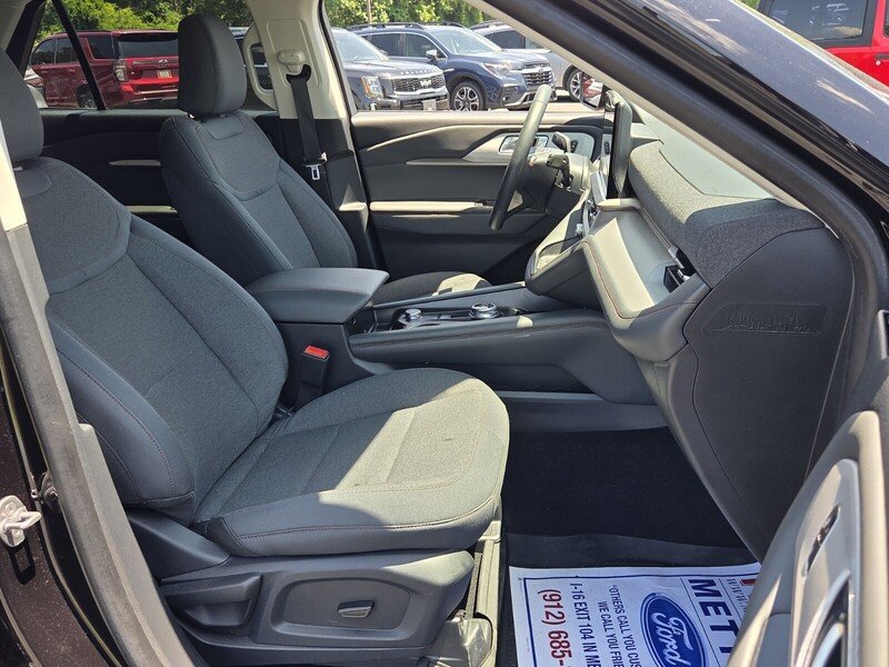 Used 2025 Ford Explorer Active RWD image 17