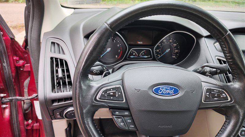 Used 2015 Ford Focus SE w/ SE Sport Package FWD image 9