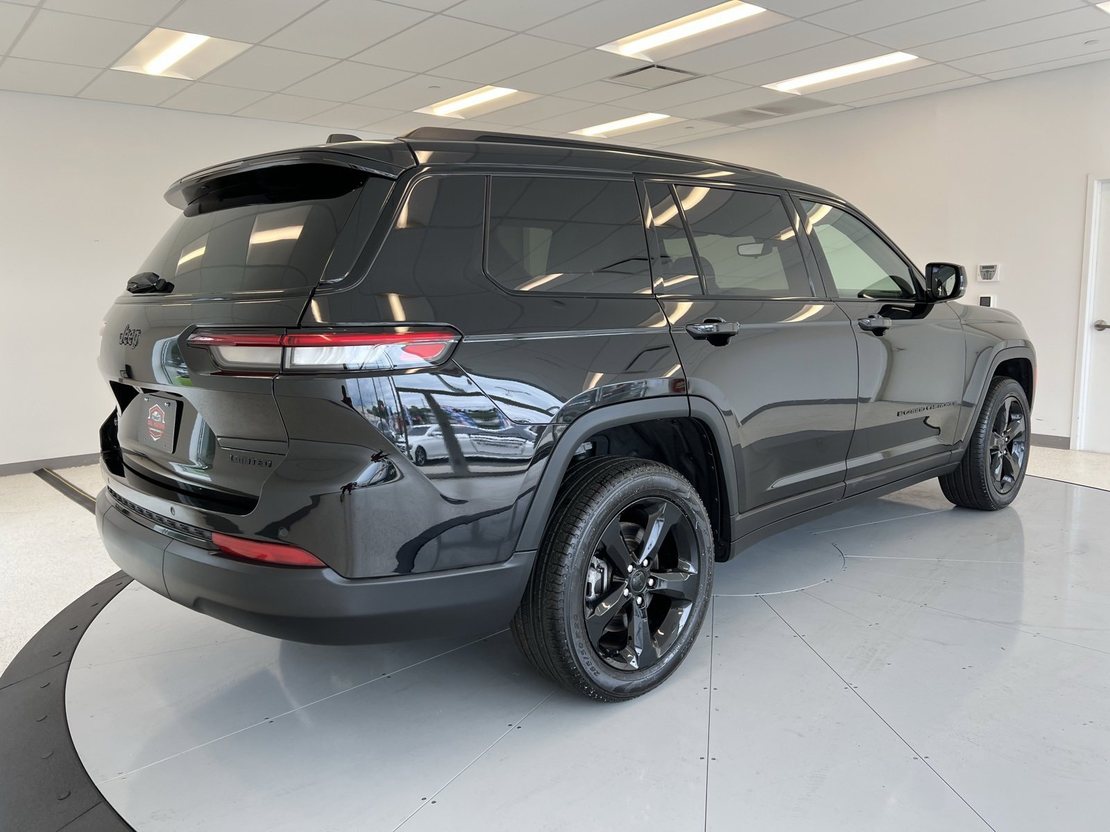 Used 2024 Jeep Grand Cherokee L Limited w/ Black Appearance Package image 7