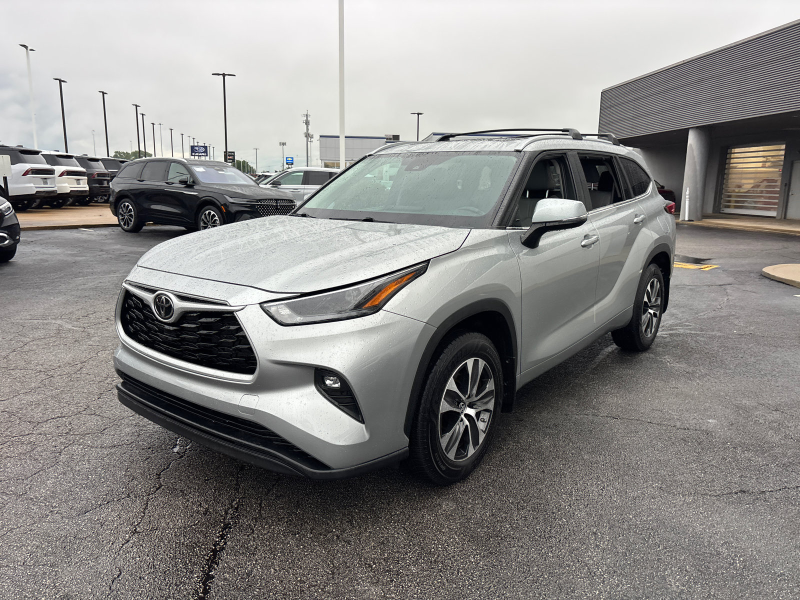 Used 2023 Toyota Highlander XLE AWD/4WD image 3