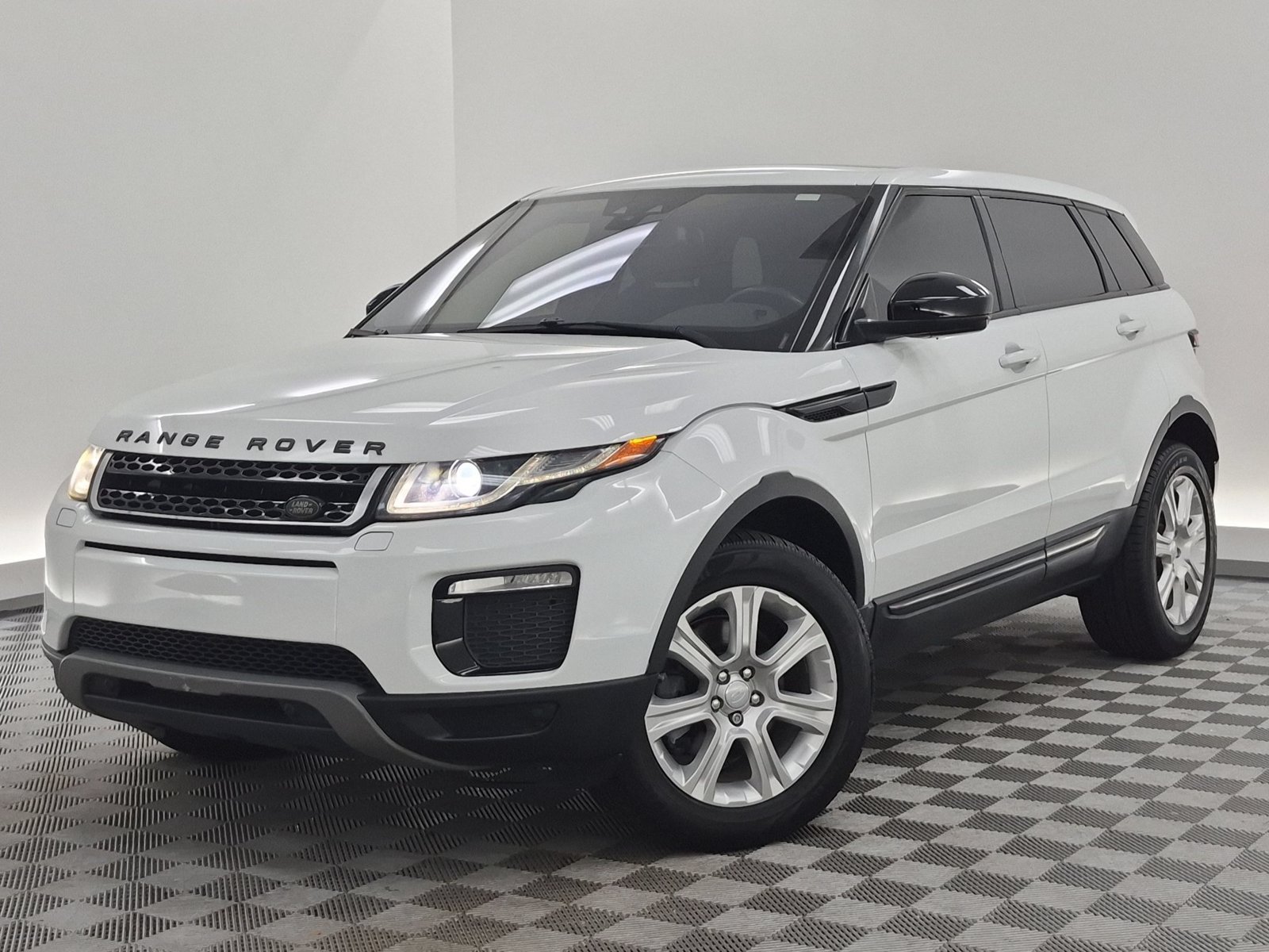 Used 2018 Land Rover Range Rover Evoque SE AWD/4WD image 1