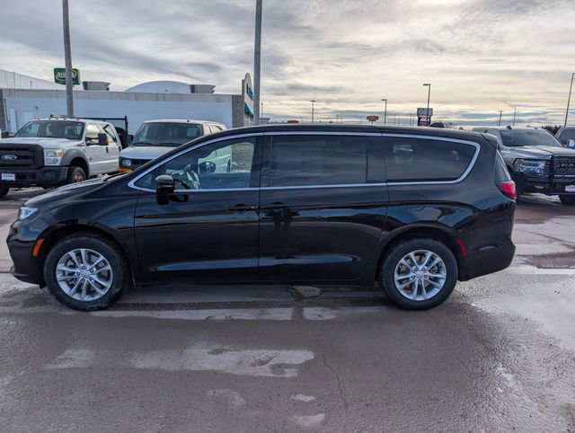 New 2026 Chrysler Pacifica Select image 3