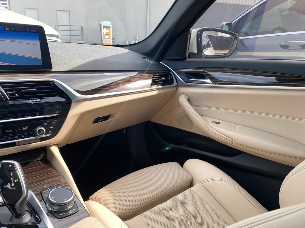 Used 2021 BMW 530e w/ Convenience Package RWD image 4