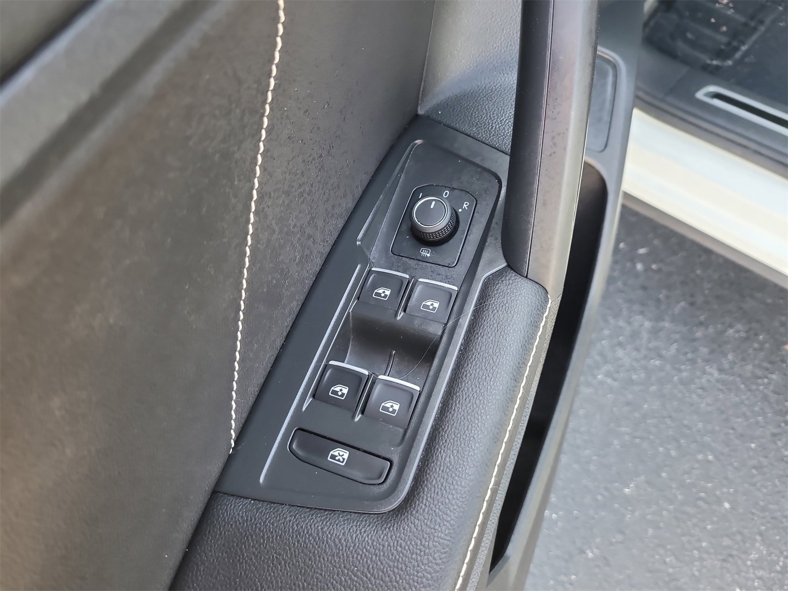 Used 2023 Volkswagen Tiguan SE R-Line image 18