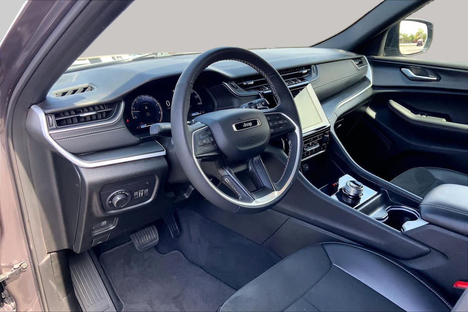 Used 2025 Jeep Grand Cherokee L Laredo AWD/4WD image 18