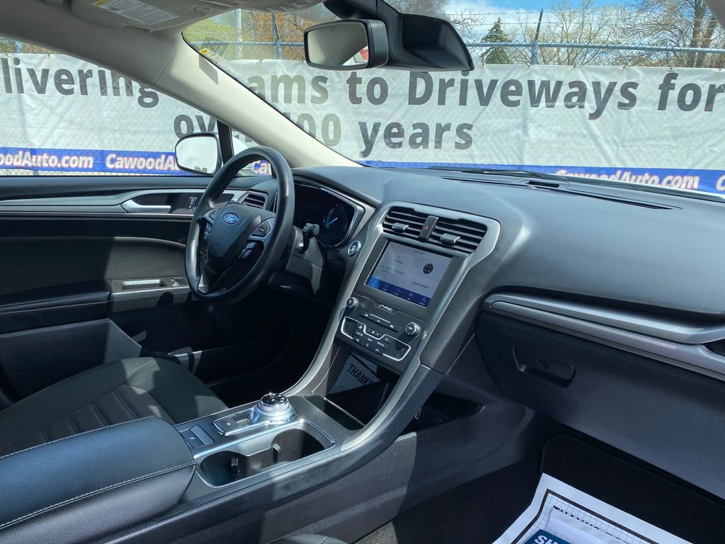 Used 2020 Ford Fusion SE FWD image 16