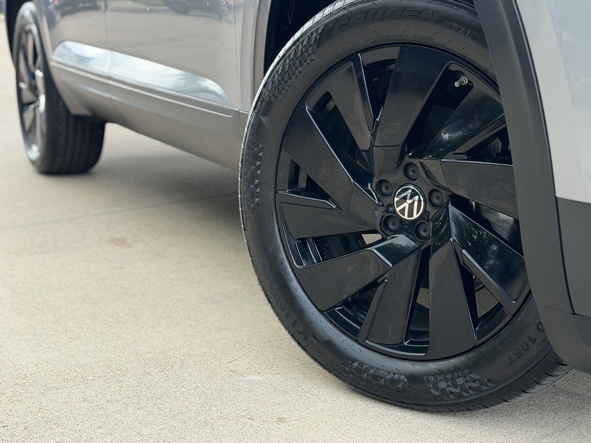 Certified 2026 Volkswagen Atlas SE FWD image 2