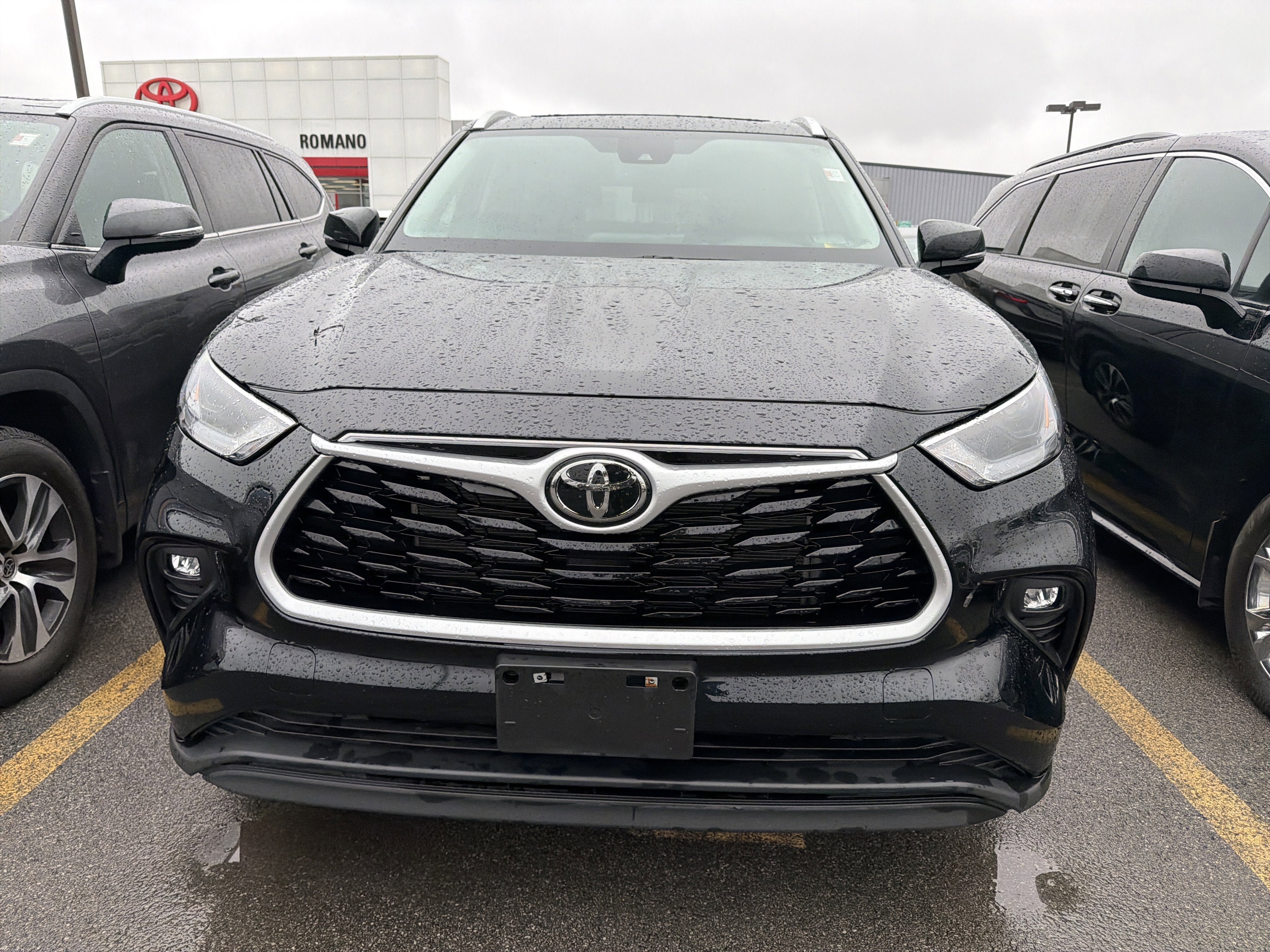 Used 2023 Toyota Highlander XLE AWD/4WD image 3
