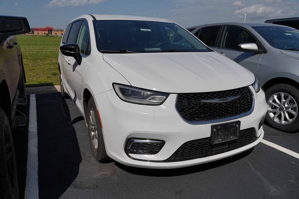 Used 2024 Chrysler Pacifica Touring-L FWD image 3