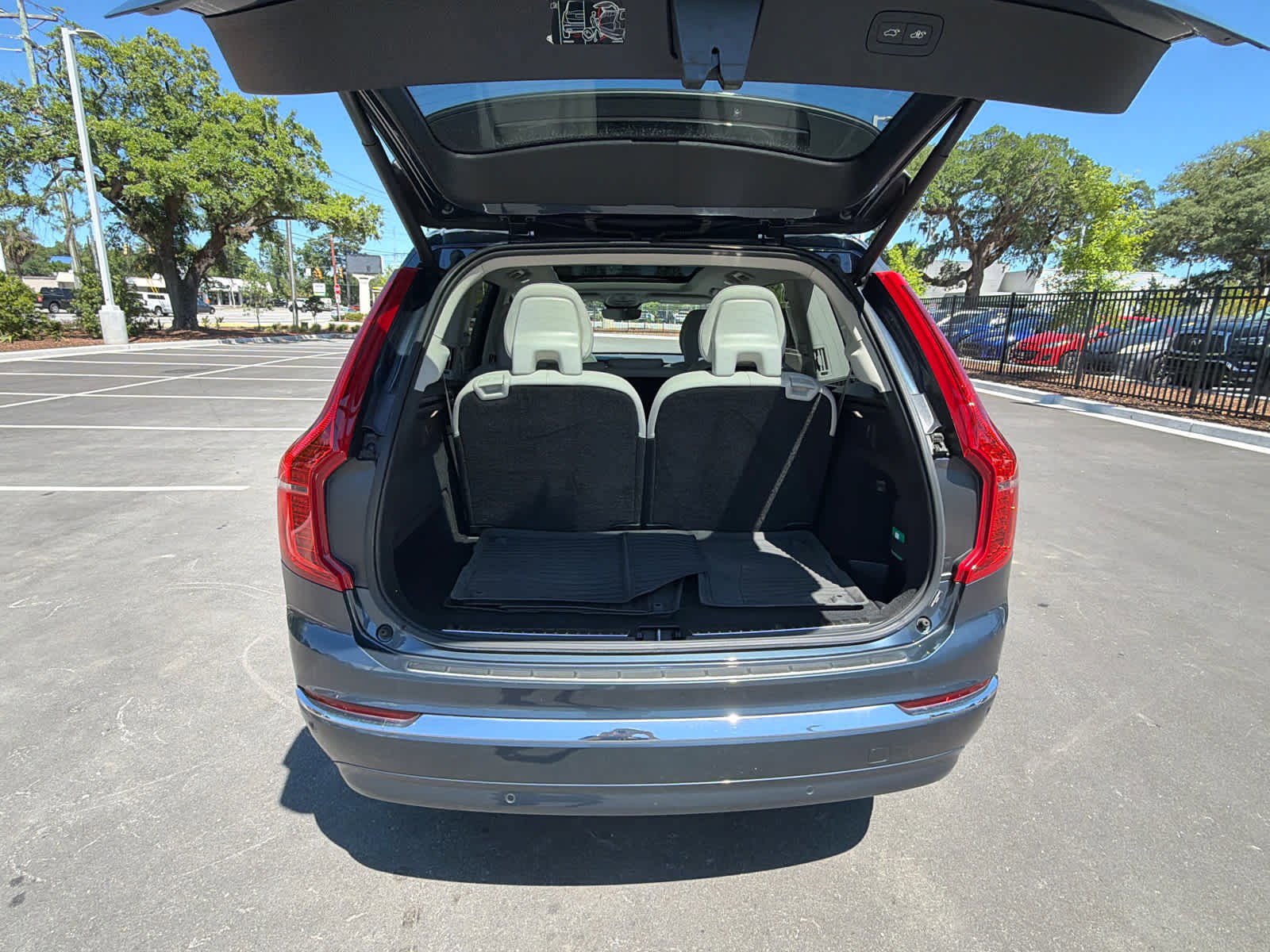 Used 2025 Volvo XC90 B5 Core w/ Protection Package Premier AWD/4WD image 25