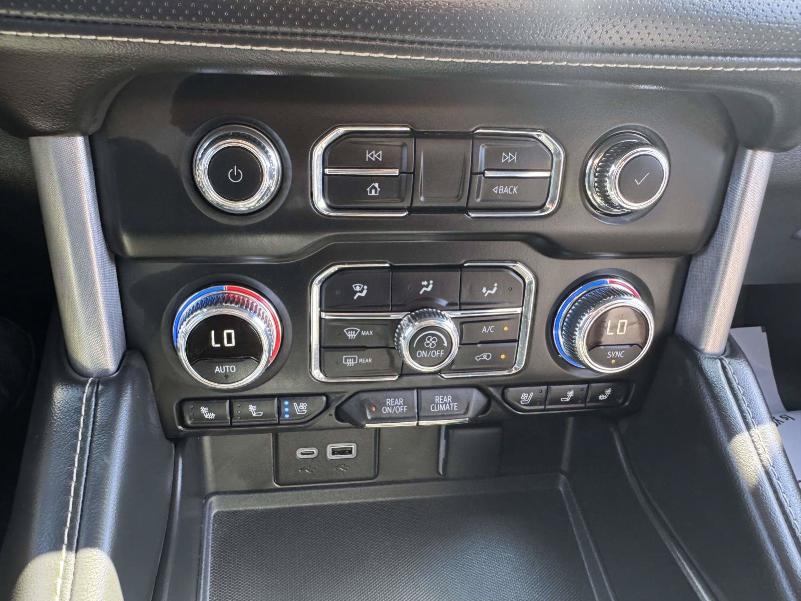 Used 2024 GMC Yukon SLT w/ SLT Luxury Package AWD/4WD image 31