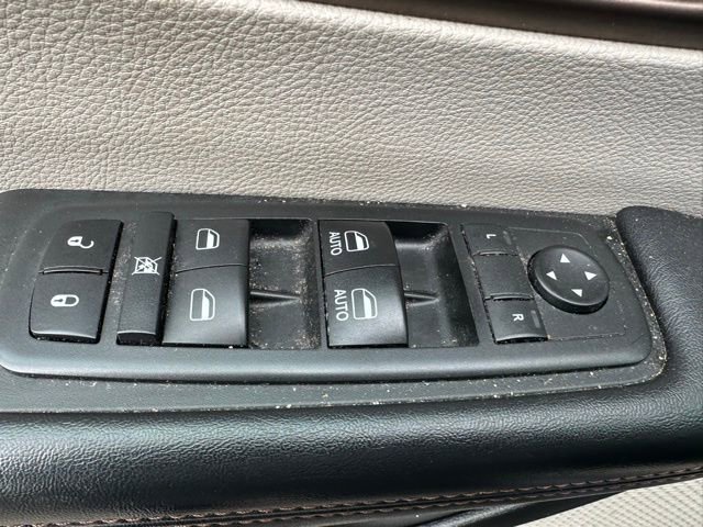 Used 2018 Chrysler Pacifica Touring-L w/ Tire & Wheel Group FWD image 12