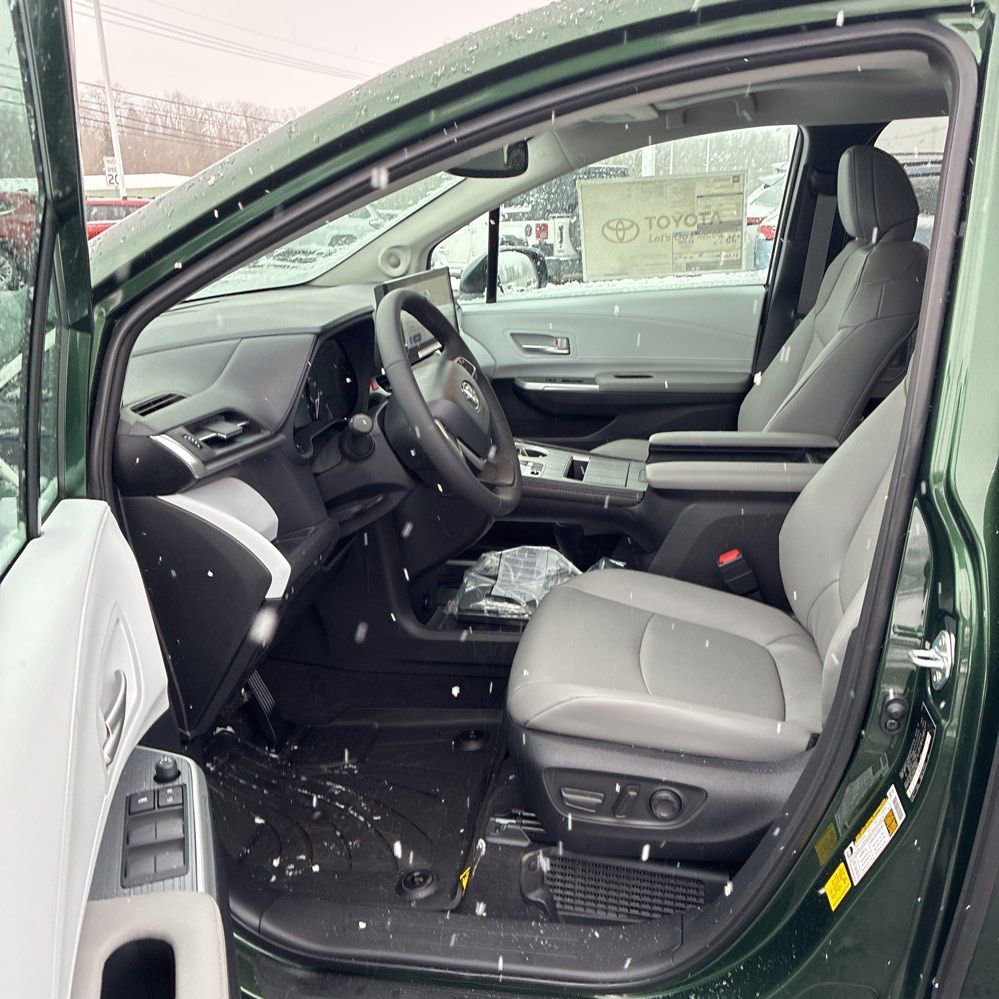 Used 2025 Toyota Sienna XLE image 5