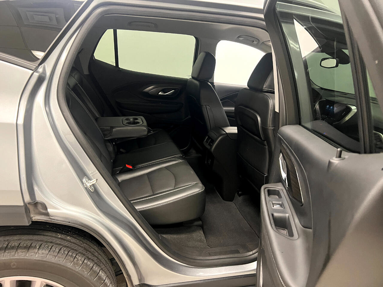 Used 2024 GMC Terrain SLT image 23
