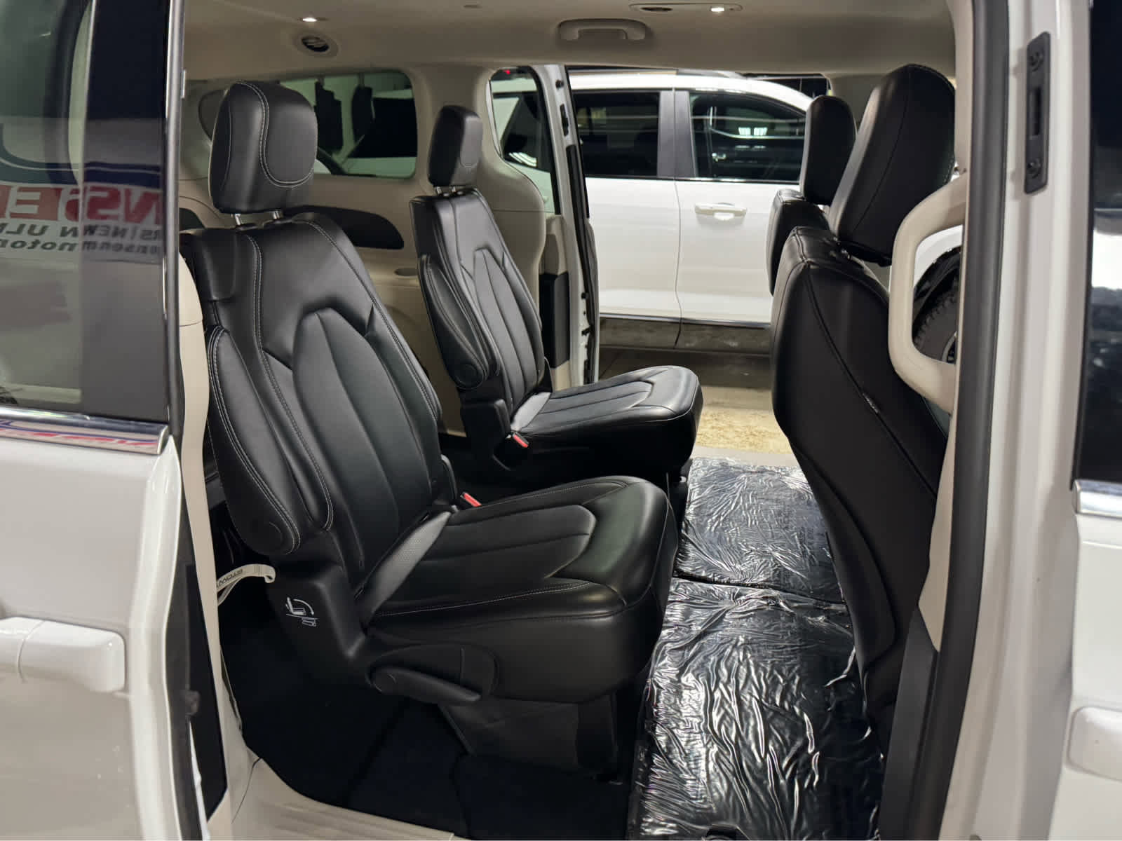 Used 2024 Chrysler Pacifica Touring-L image 12