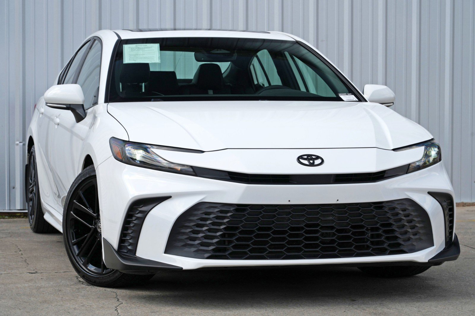 Used 2025 Toyota Camry SE image 2