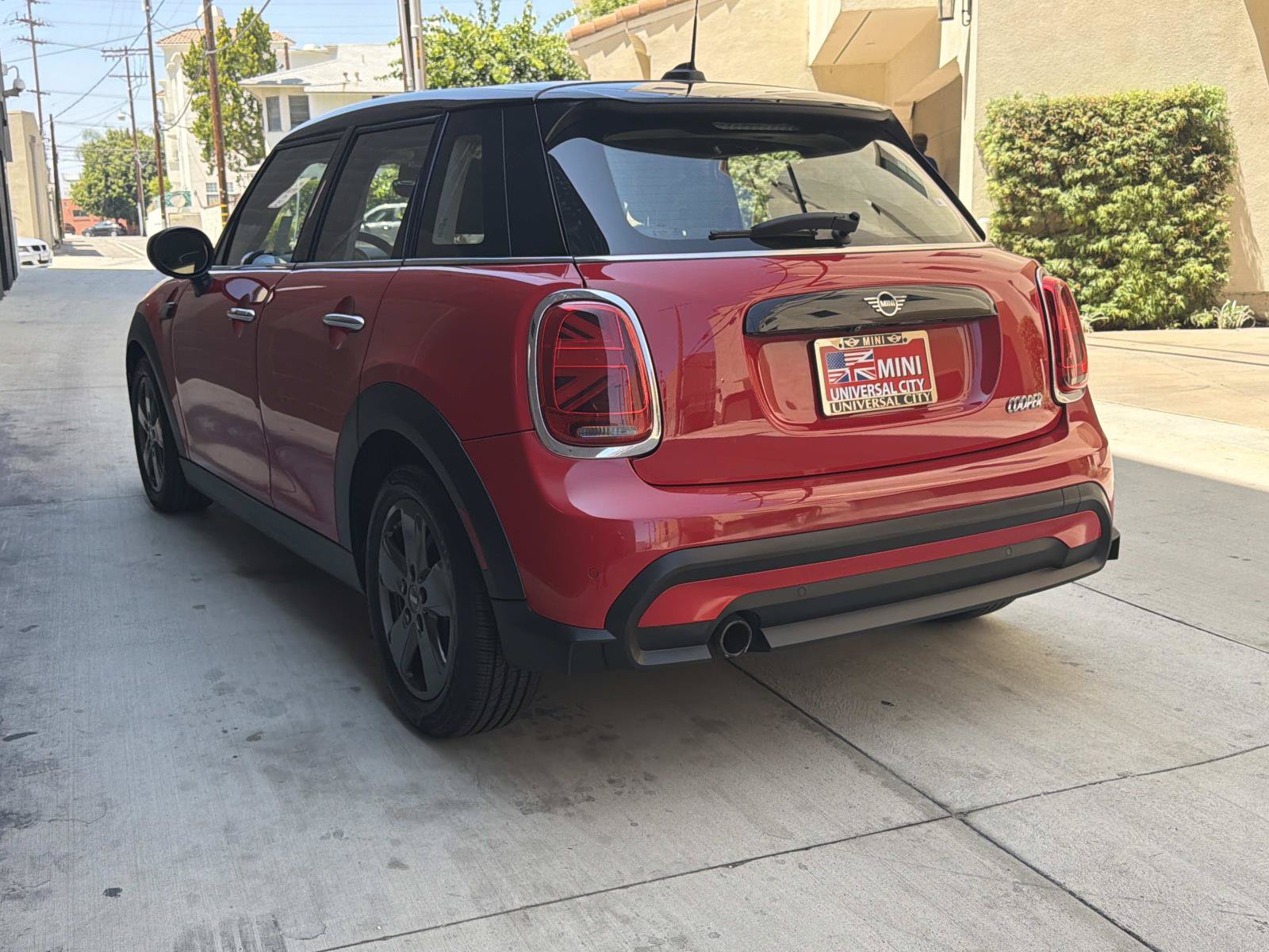 Used 2022 MINI Cooper 4-Door Hardtop FWD image 3