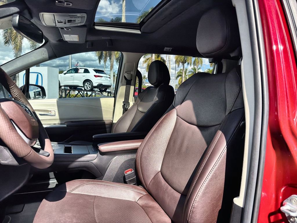 Used 2024 Toyota Sienna Platinum image 26