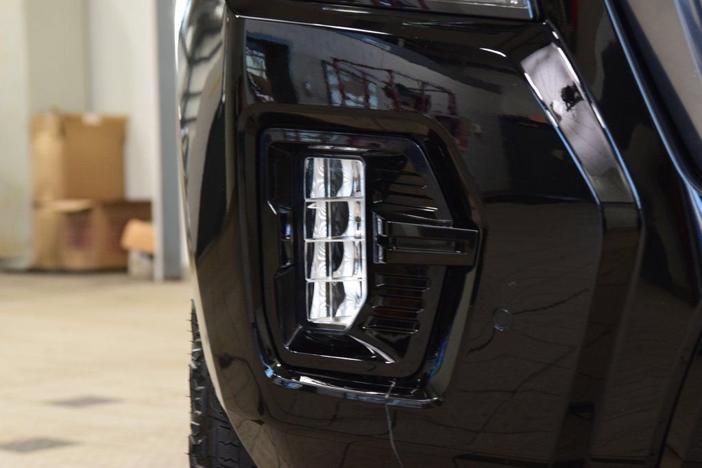 Used 2024 GMC Yukon AT4 w/ Technology Package AWD/4WD image 14