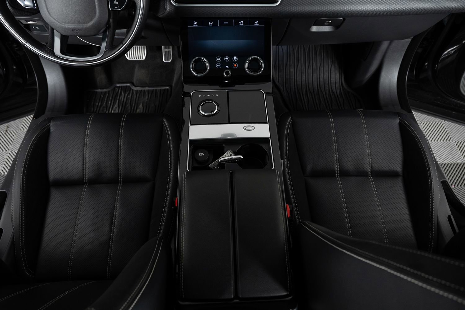 Used 2018 Land Rover Range Rover Velar R-Dynamic SE image 37