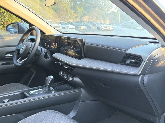 Used 2025 Nissan Kicks SV AWD/4WD image 18