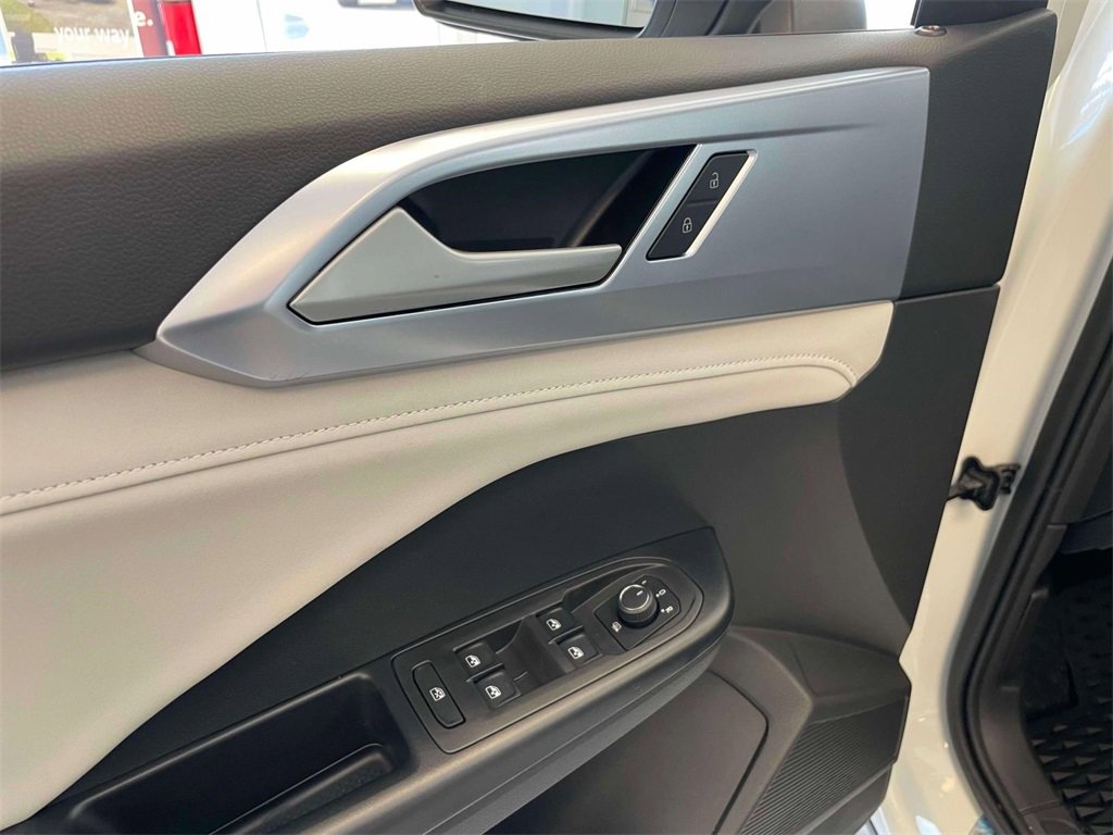 New 2025 Volkswagen Taos SE image 19
