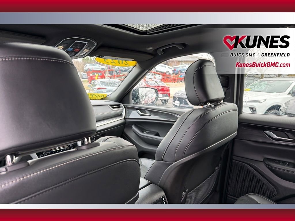 Used 2023 Jeep Grand Cherokee L Laredo image 30