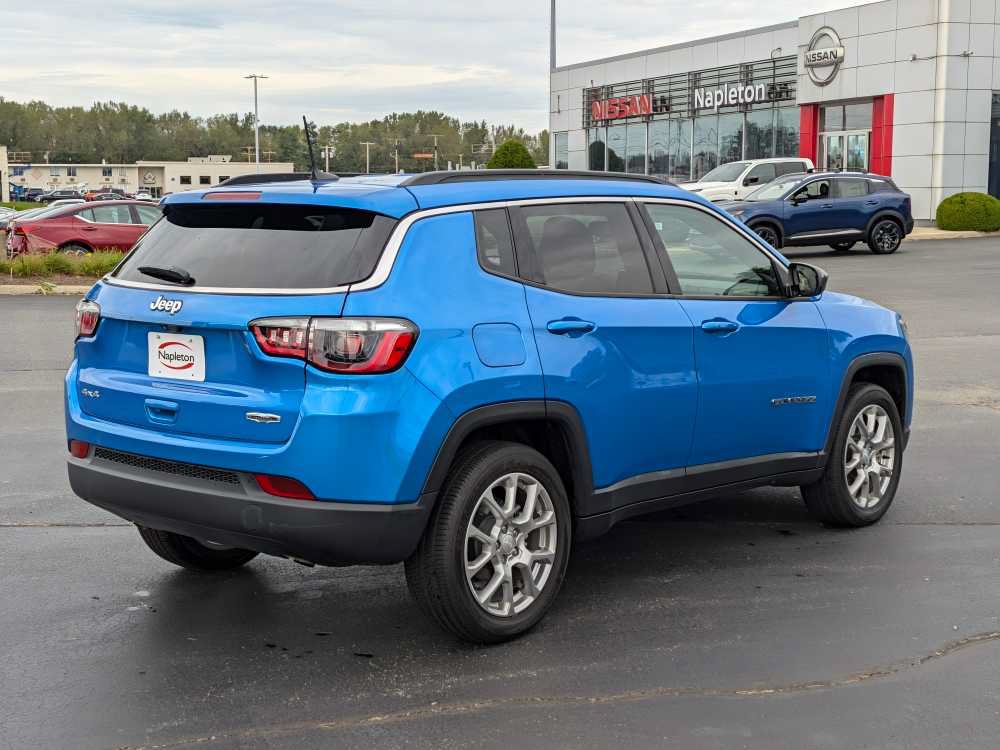 Used 2024 Jeep Compass Latitude AWD/4WD image 7